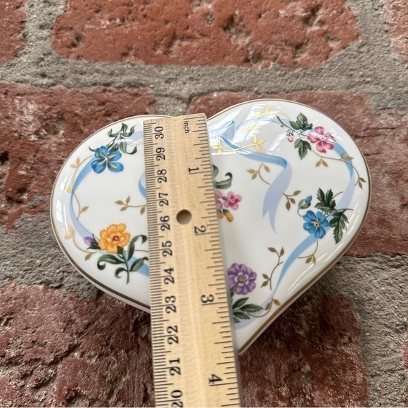 Christopher Stuart Floral Ribbon Y1516 Fine Bone China Heart Trinket Box - Picture 8 of 15